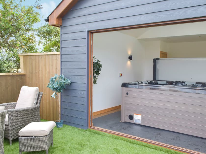 Hot tub | Y Beudy Bach, Pontyberem, near Kidwelly