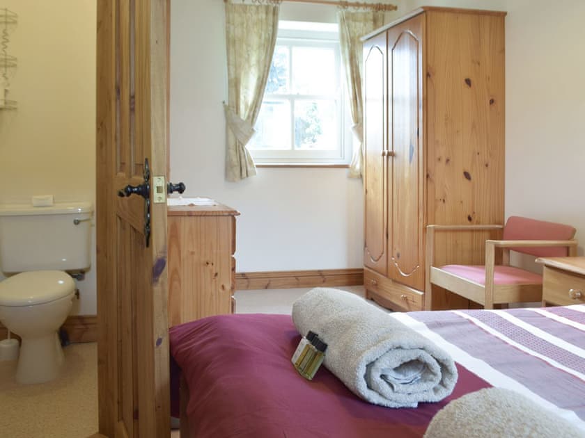 Peaceful en-suite double bedroom | Cothi Cottage - Upton Hall Cottages, Nantgaredig, near Llandeilo