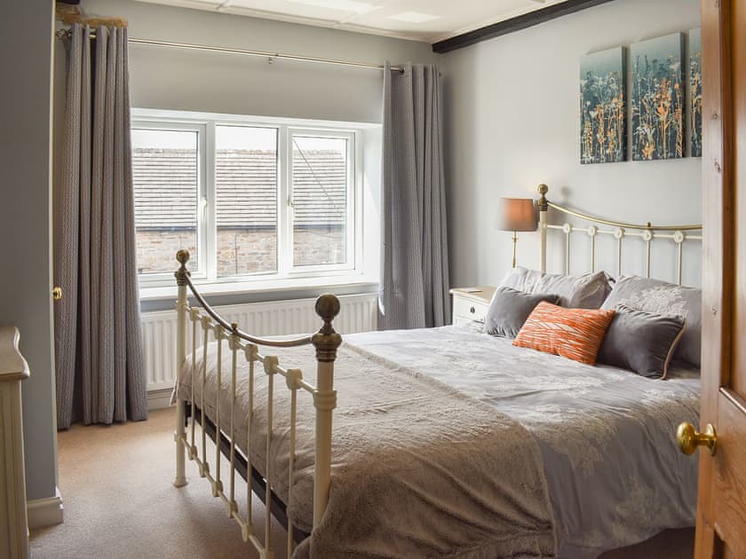 Welcoming kingsize bedroom | 3 Winville Mews, Askrigg, near Hawes