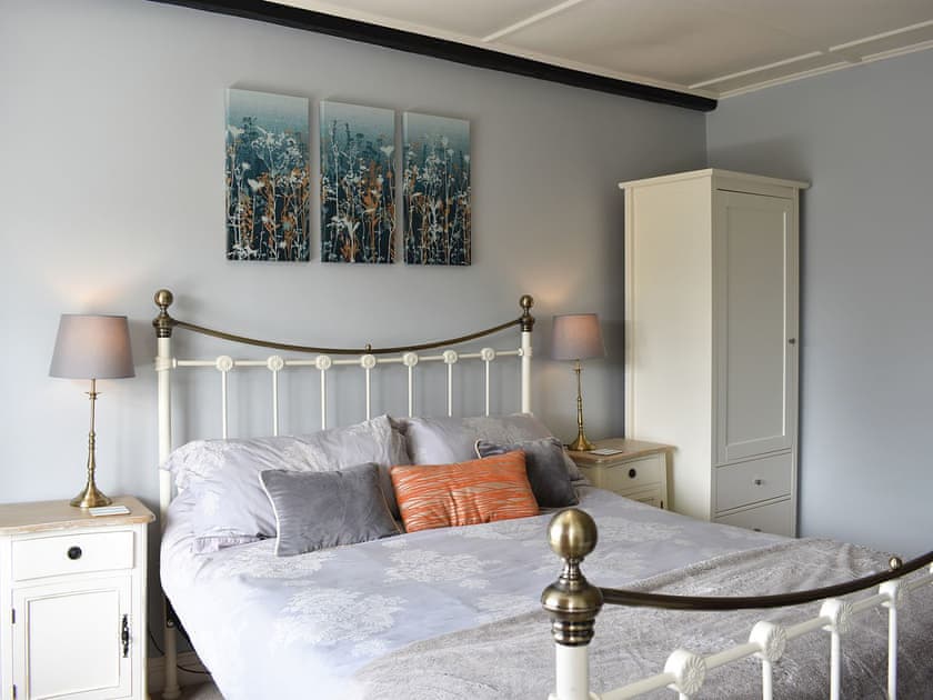 Bedroom with antique-style kingsize bed | 3 Winville Mews, Askrigg, near Hawes