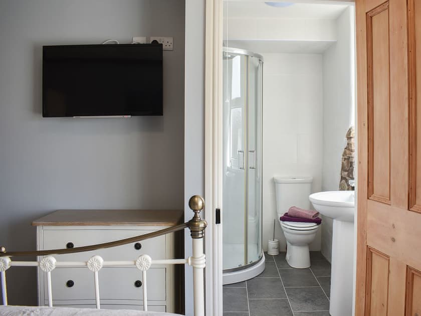 Kingsize bedroom with en-suite | 3 Winville Mews, Askrigg, near Hawes