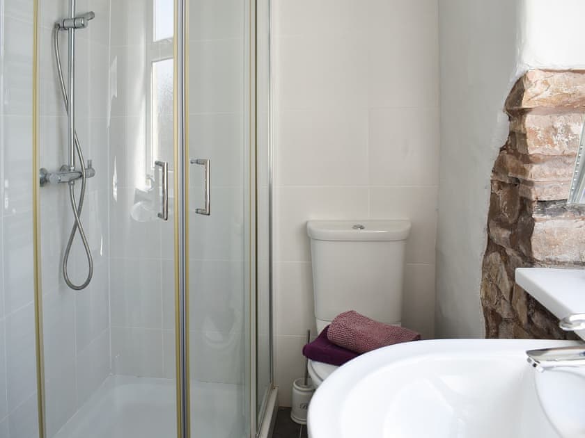 En-suite shower room | 3 Winville Mews, Askrigg, near Hawes
