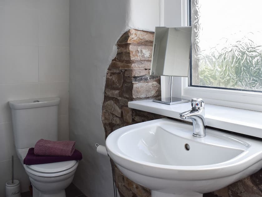 Shower room with exposed stonework | 3 Winville Mews, Askrigg, near Hawes