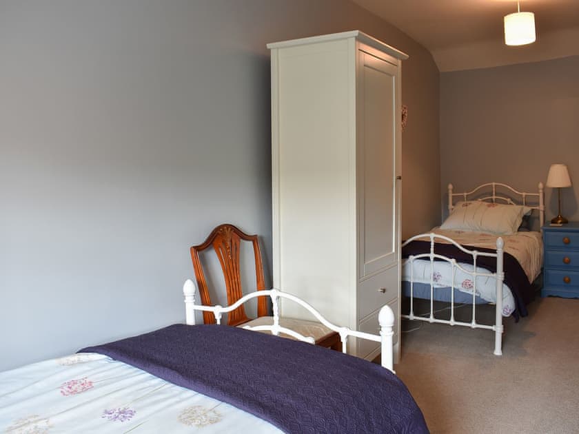 Bedroom with two single beds | 3 Winville Mews, Askrigg, near Hawes