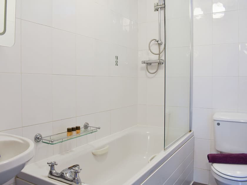 Bathroom with shower over the bath | 3 Winville Mews, Askrigg, near Hawes