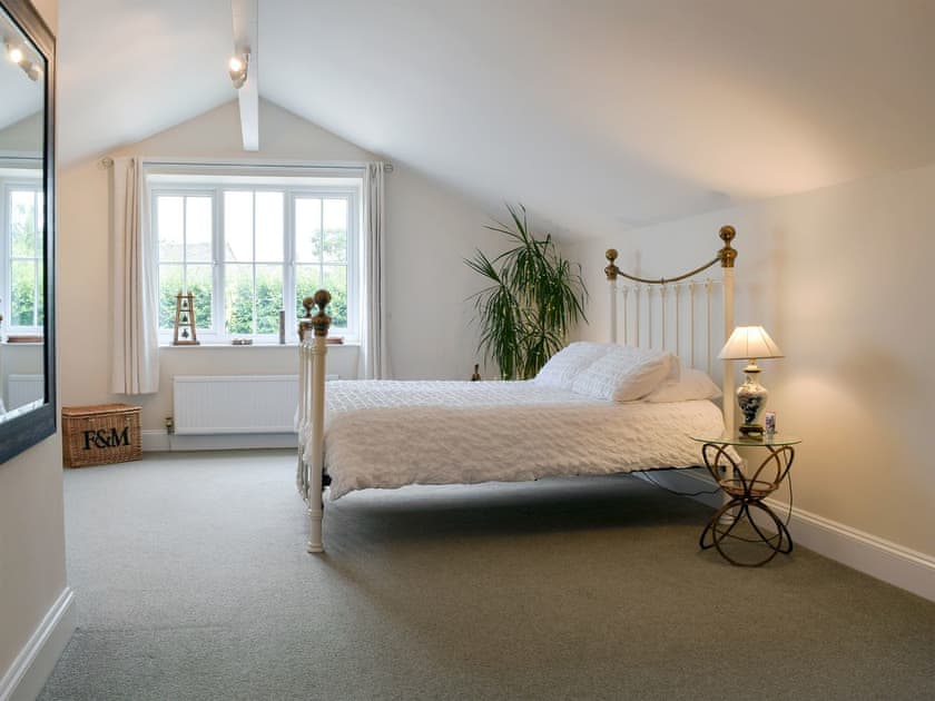 Spacious double upstairs bedroom with en-suite  | The Long House, Middle Aston, near Bicester