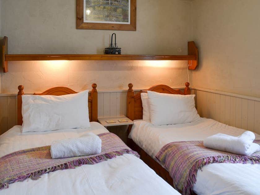 Twin bedroom | Provence - Tregrill Farm Cottages, Menheniot, near Liskeard