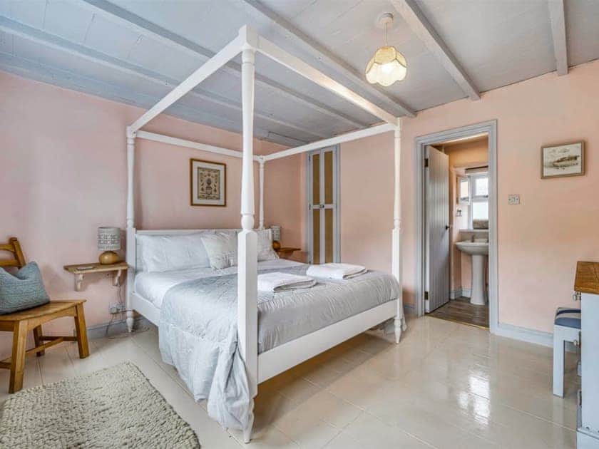 King sized Four poster bed | New England - Tregrill Farm Cottages, Menheniot, near Liskeard
