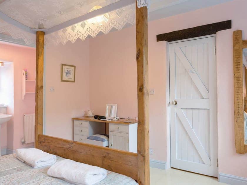 Four Poster bedroom | New England - Tregrill Farm Cottages, Menheniot, near Liskeard