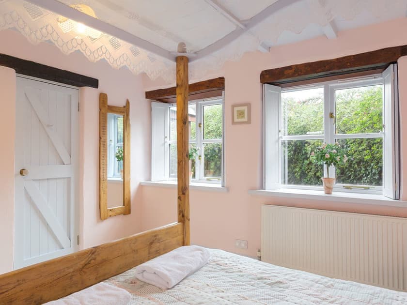Four Poster bedroom | New England - Tregrill Farm Cottages, Menheniot, near Liskeard
