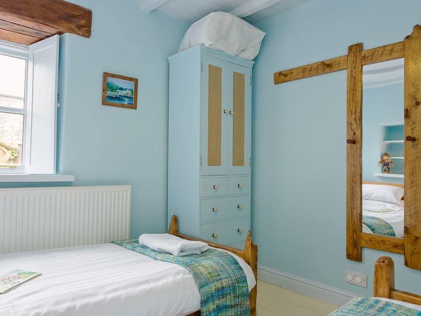 Twin bedroom | New England - Tregrill Farm Cottages, Menheniot, near Liskeard