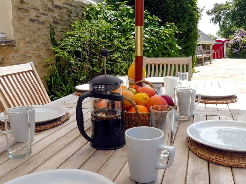 Patio with garden furniture and barbecue | Caro’s Cottage - Cartole Cottages, Pelynt, near Looe