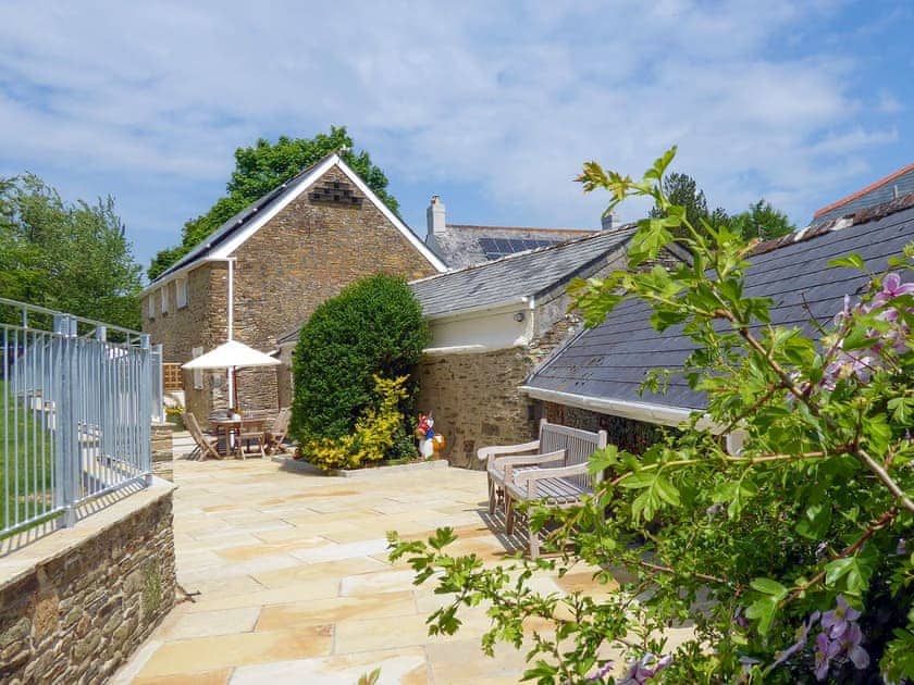 Patio with garden furniture and barbecue | Caro’s Cottage - Cartole Cottages, Pelynt, near Looe