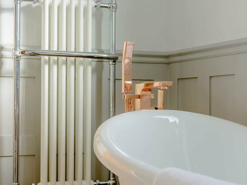 Roll-top bath | Honeycott, Llangattock, near Crickhowell