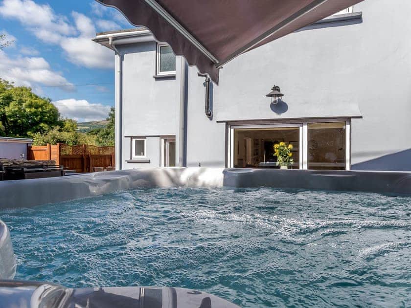Hot tub | Honeycott, Llangattock, near Crickhowell