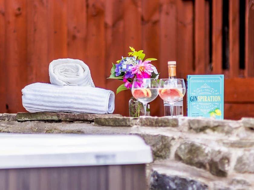Hot tub | Honeycott, Llangattock, near Crickhowell
