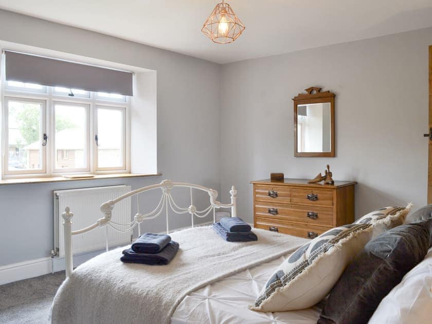 Light and airy double bedroom | Grace Cottage, High Bickington, near Great Torrington