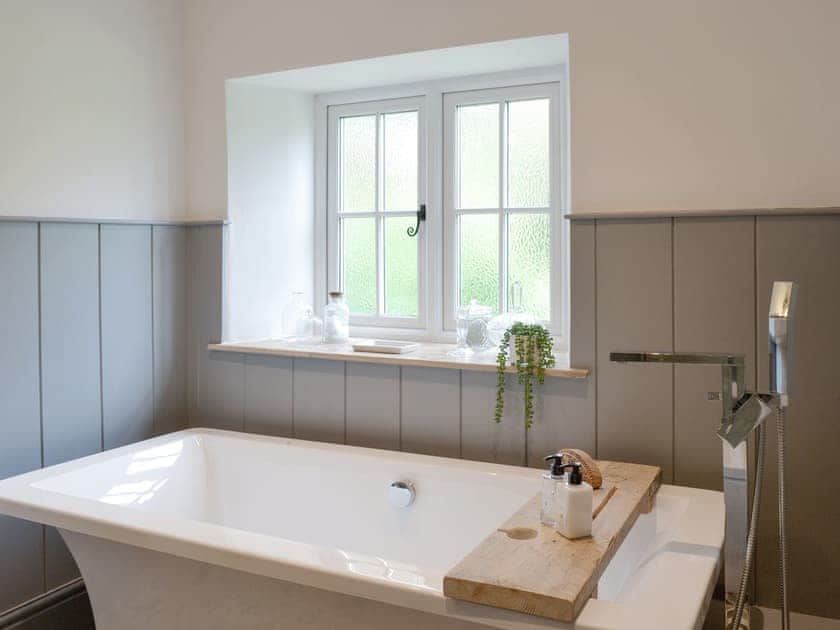 Modern family bathroom | Grace Cottage, High Bickington, near Great Torrington