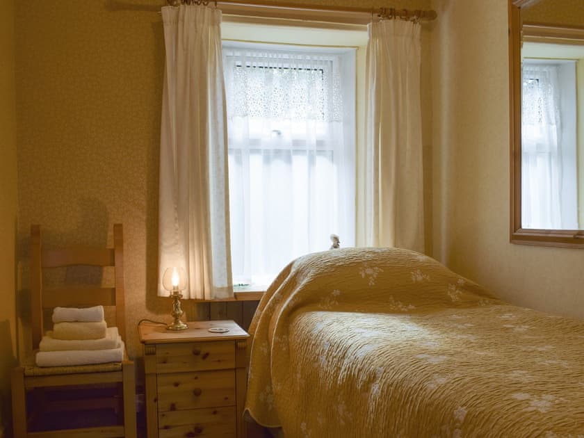 Comfortable single bedroom | Hill View House - Hillview Holidays, Aberfeldy