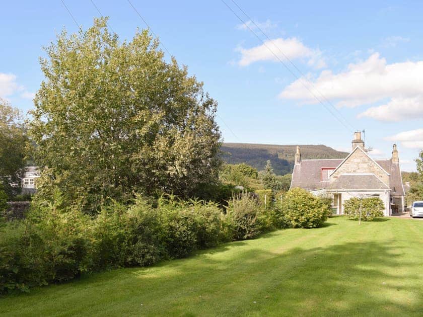 Well-maintained garden | Hill View House - Hillview Holidays, Aberfeldy