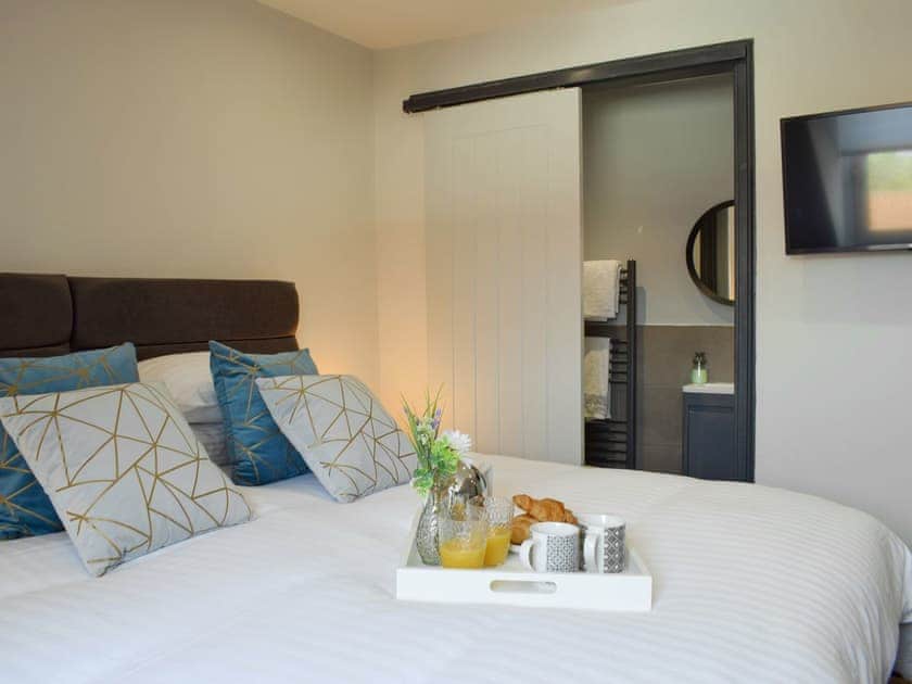 Relaxing en-suite double bedroom | Reflections, St Monans, near Anstruther