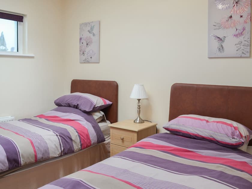 Bright and cheerful twin bedroom | Grays Cottage, Bridlington