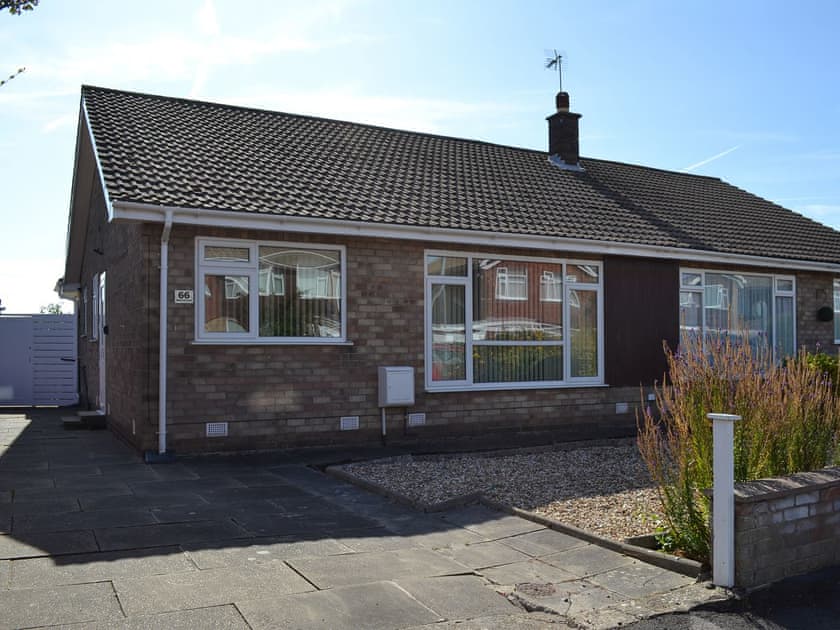 Delightful holiday home with driveway for parking | Grays Cottage, Bridlington