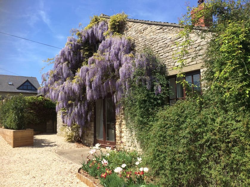 Wysteria-clad holiday cottage in the heart of England | The Long House, Middle Aston, near Bicester