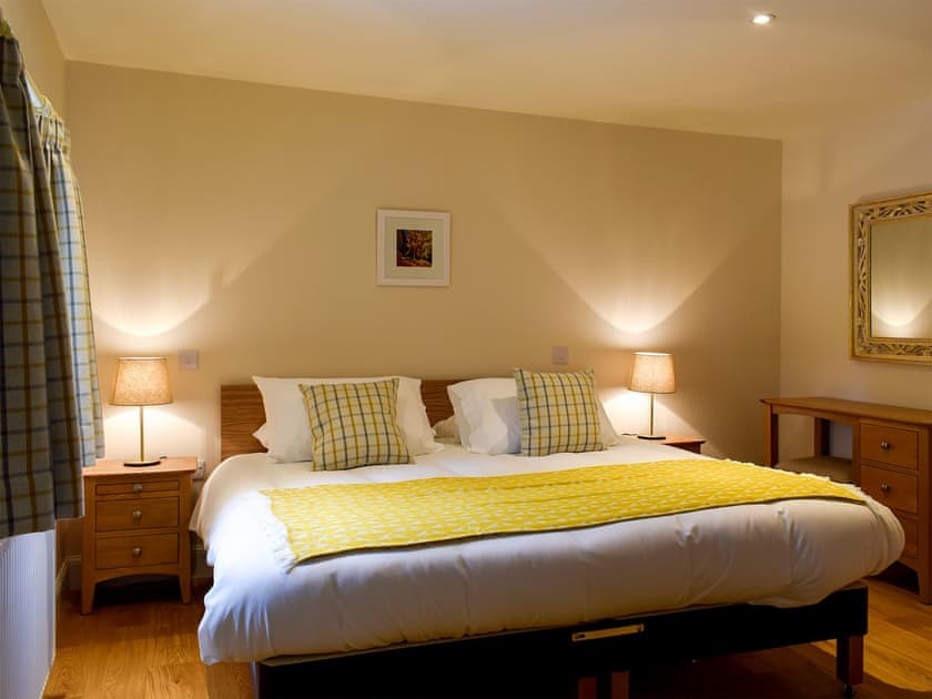 Bedroom with zip and link beds  | Brandoch Lodge - Kinnaird Estate Cottages, By Dunkeld, Pitlochry