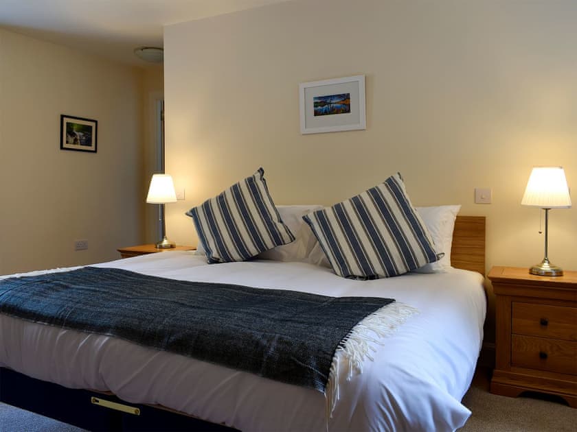 Bedroom with zip and link beds  | Brandoch Lodge - Kinnaird Estate Cottages, By Dunkeld, Pitlochry