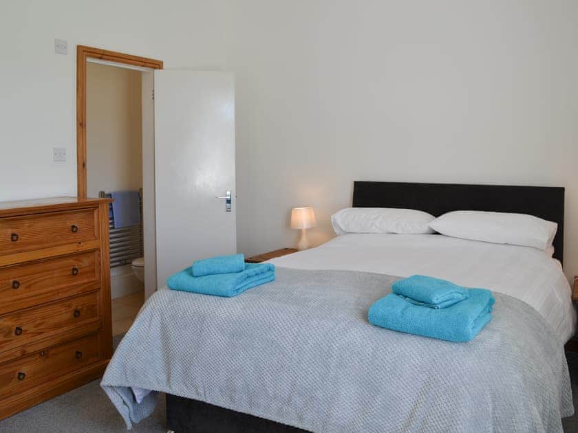 Charming double bedroom with en-suite | Mains Cottage, Belford, near Bamburgh