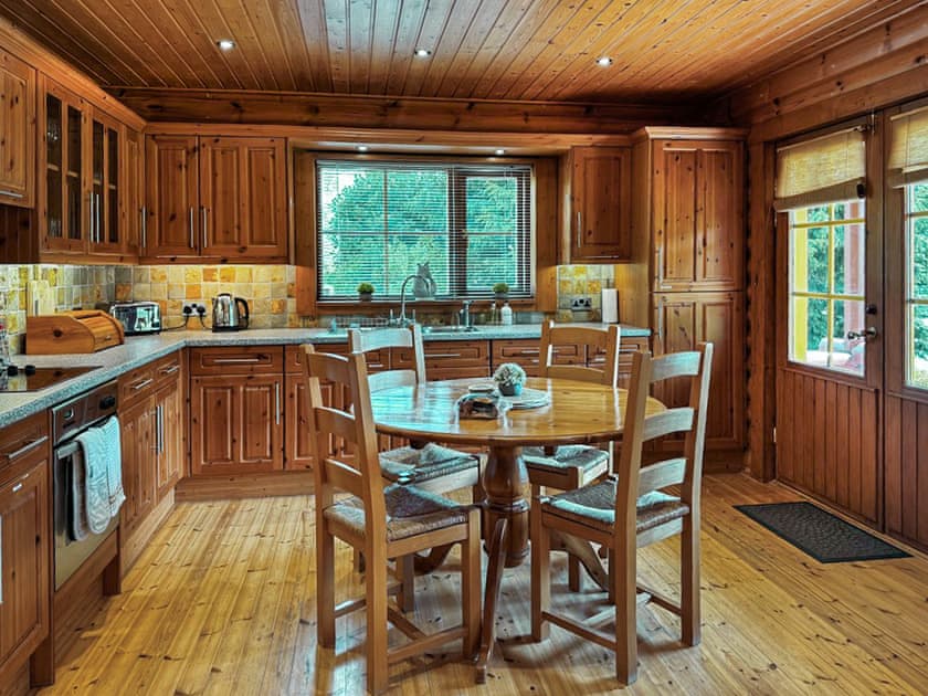 Open-aspect to fully appointed fitted kitchen | Kingfisher Lodge, Hagworthingham