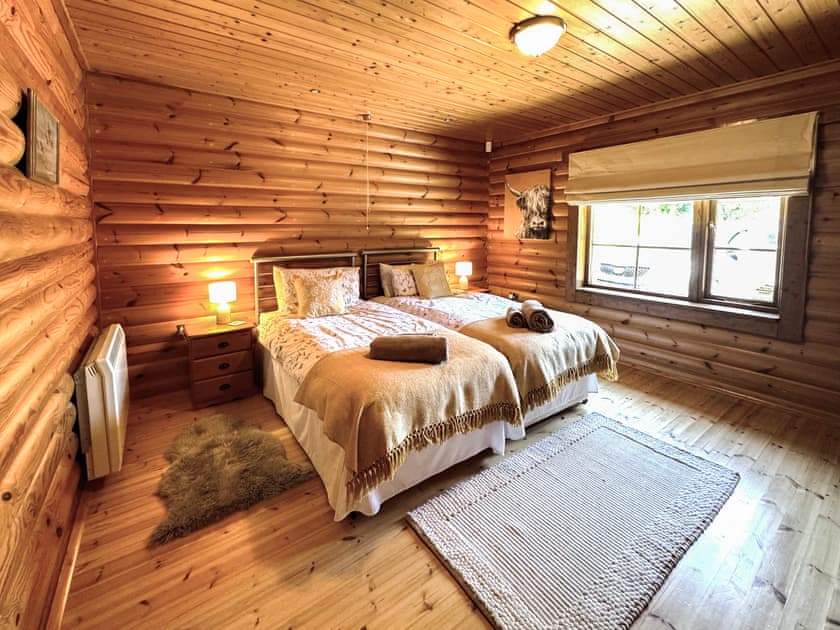 Spacious bedroom with en-suite bathroom | Kingfisher Lodge, Hagworthingham