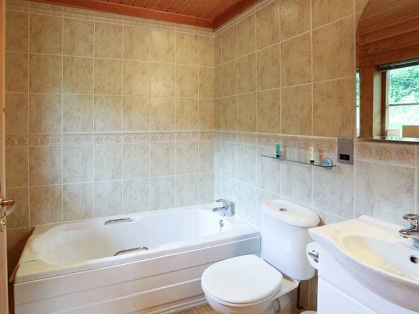 En-suite Bathroom | Kingfisher Lodge, Hagworthingham