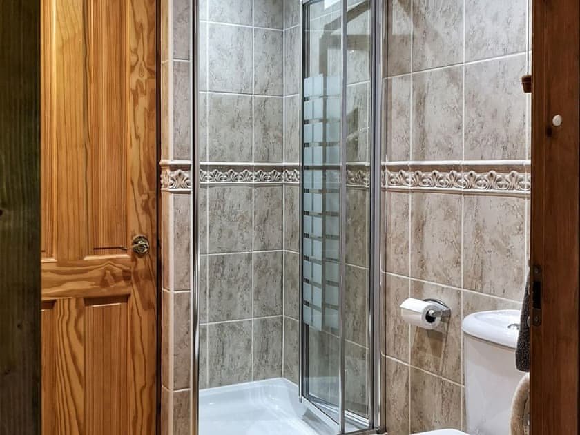 Good-sized shower room | Kingfisher Lodge, Hagworthingham