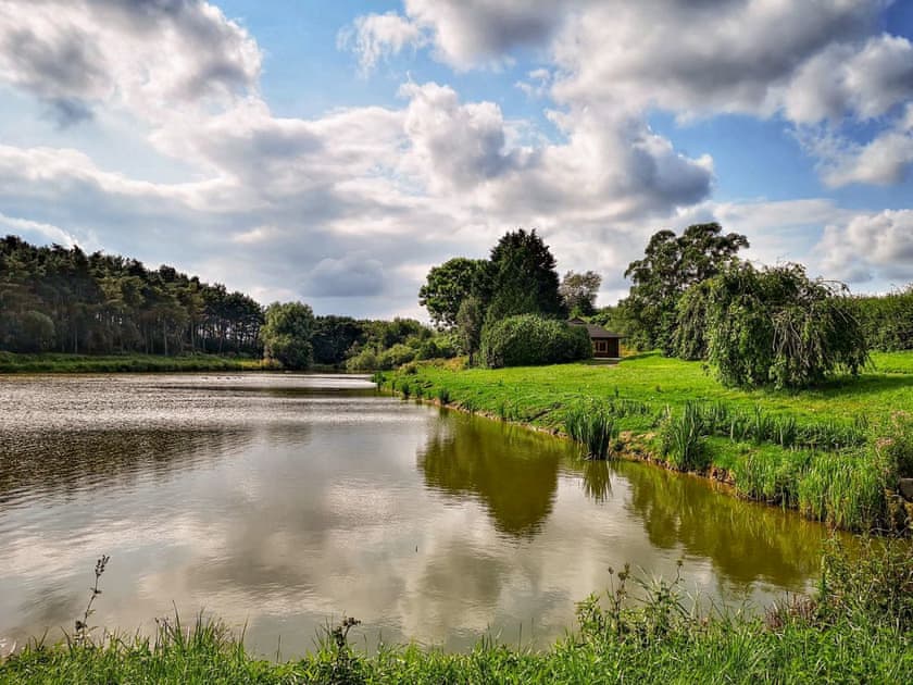 Delightful lakeside holiday home | Kingfisher Lodge, Hagworthingham