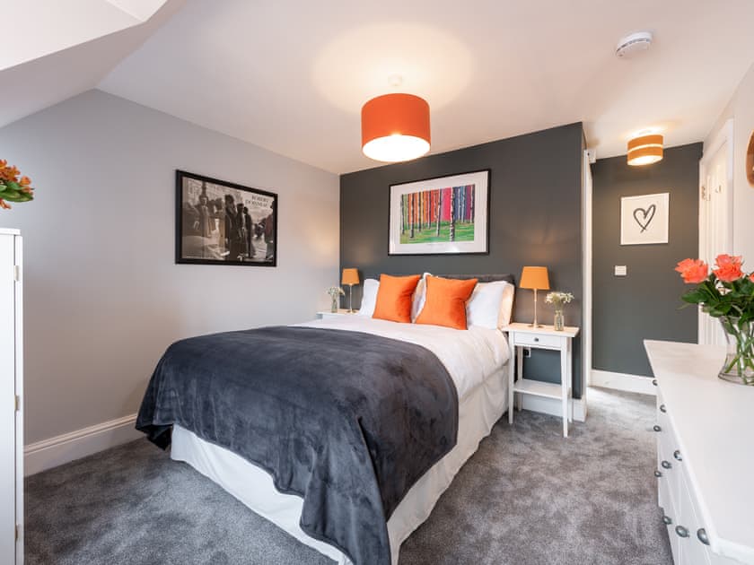 Relaxing en-suite king size bed in master bedroom | Endeavour Cottage, Whitby
