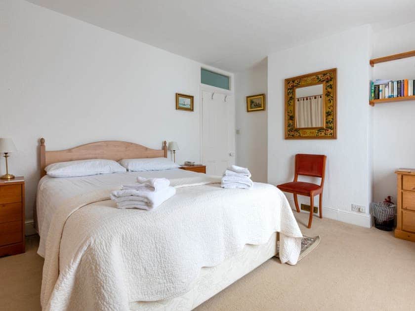 Relaxing bedroom with kingsize bed | Windward House, Salcombe