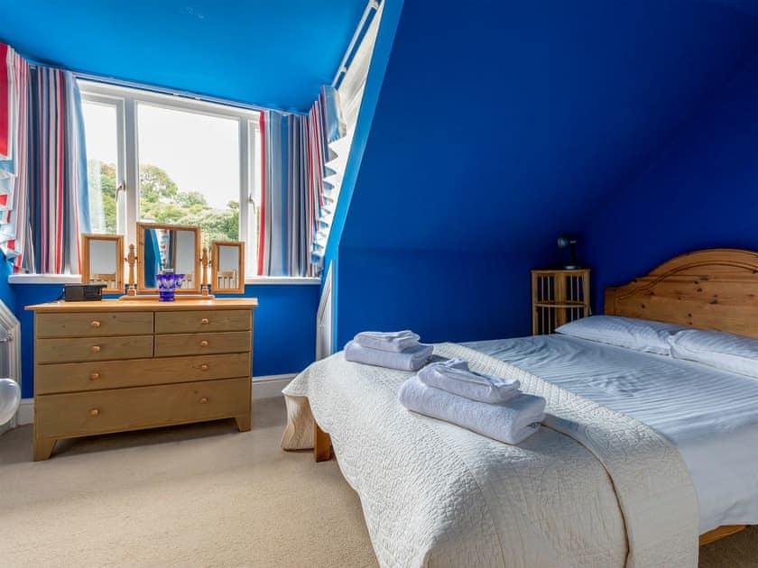 Comfortable double bedroom | Windward House, Salcombe