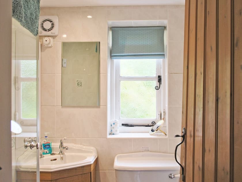 Ground floor shower room | Potter’s Cottage, Little Blakenham, near Bramford