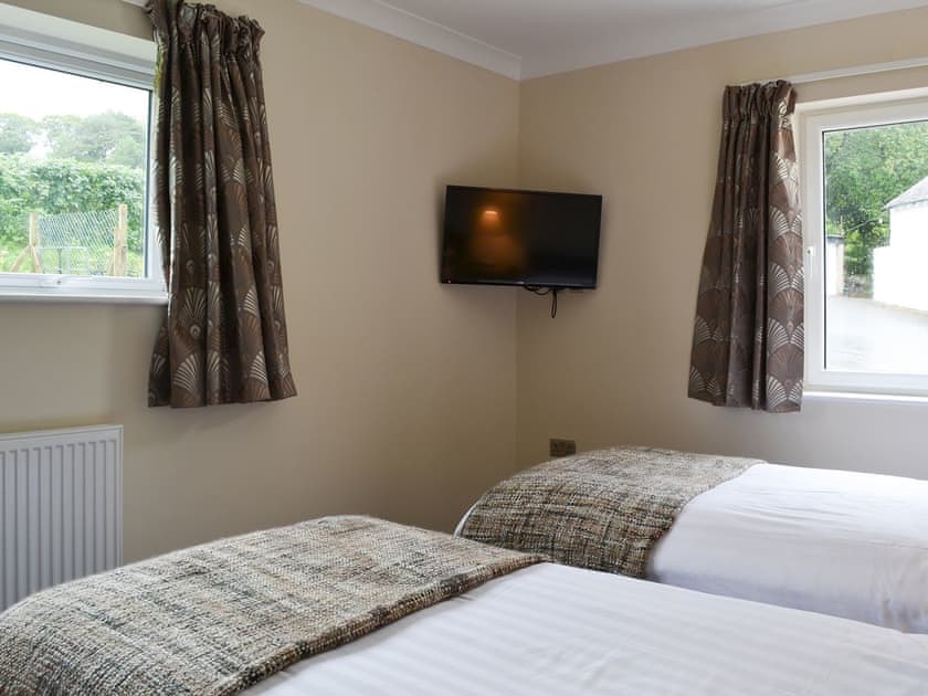 Attractive en-suite twin bedroom | Lucy’s at the Grange - Grange Country House Holiday Cottages, Loweswater, near Cockermouth