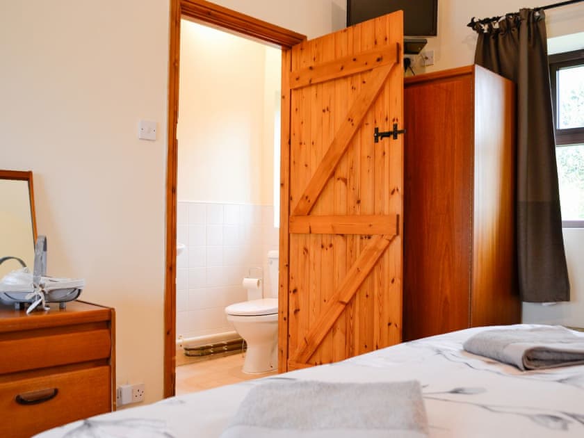Bedroom with en-suite | Ty Hir, Pontyates, near Kidwelly