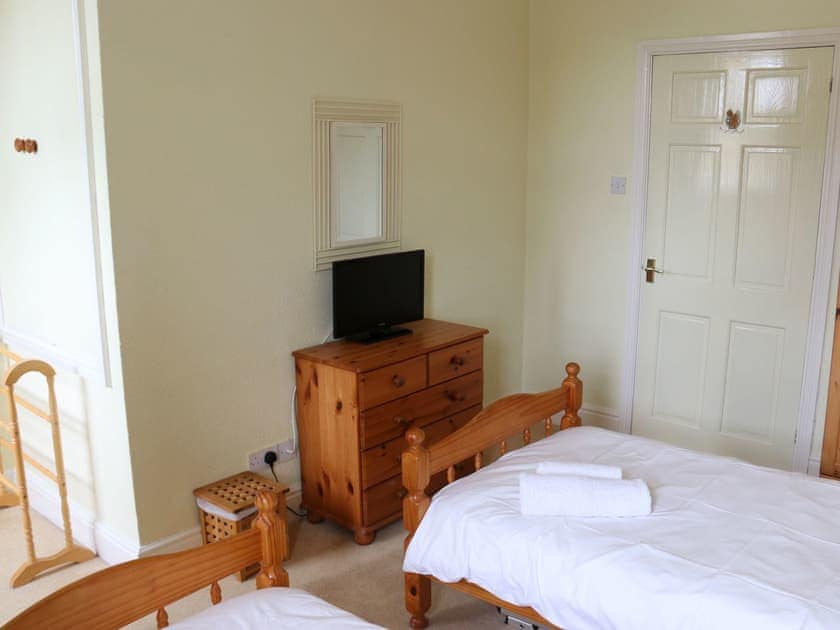 Well appointed bedroom with twin beds | Winville Cottage, Askrigg