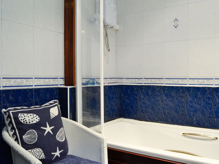 Bathroom | Llys Cyngar, Morfa Bychan, near Porthmadog