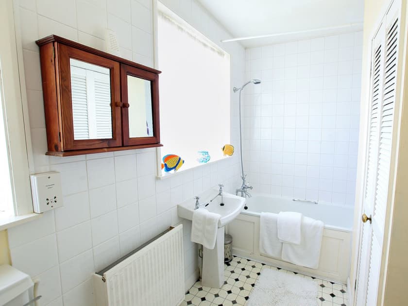 Bathroom with shower over bath | Pleasant Maris, East Ogwell, near Newton Abbot