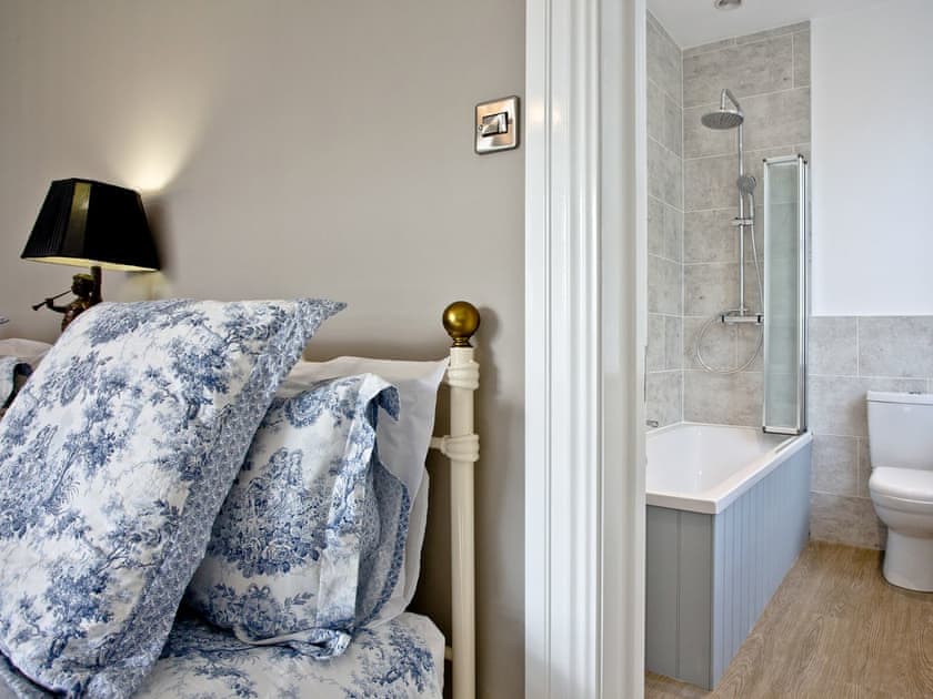 Twin bedroom with en-suite | Veltham House Cottage, Bampton Nr Tiverton