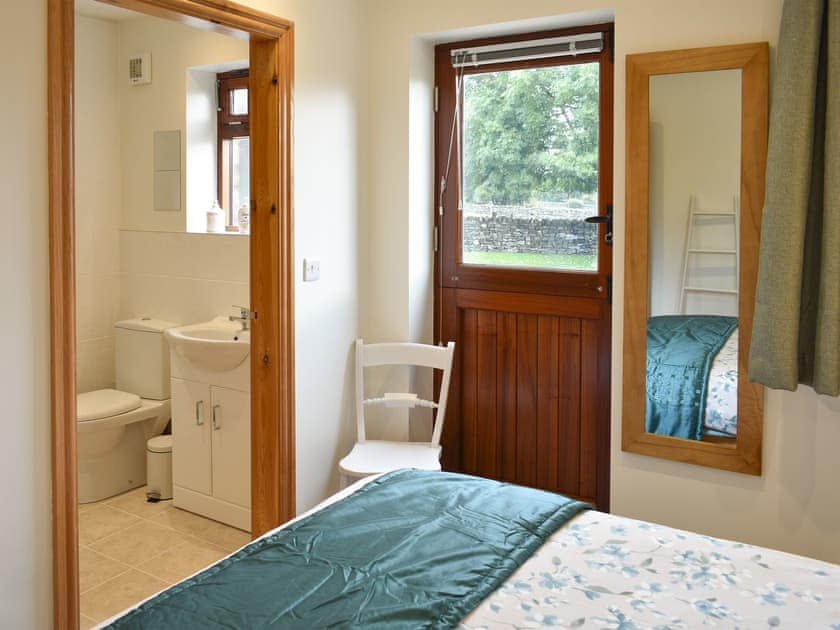 Double bedroom with en-suite | Brooklands Cottage, Bellerby, near Leyburn