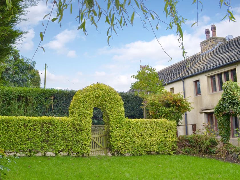 Delightful holiday accommodation | Wisteria Cottage - Law Farm Cottages, Southowram, near Halifax