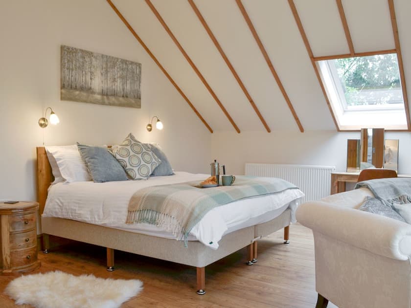 Relaxing en-suite master bedroom suite | Lakeside Lodge, near Rhayader