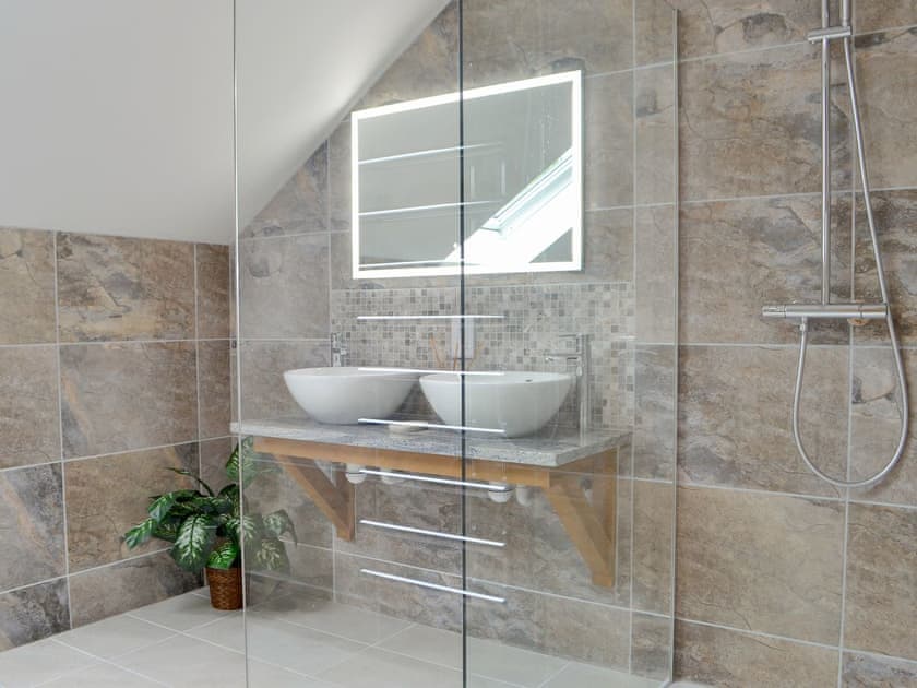 En-suite shower room to the master bedroom | Lakeside Lodge, near Rhayader